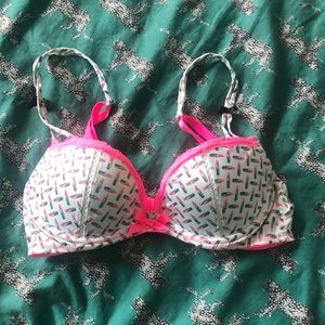 VS Bra Lipstick Print
